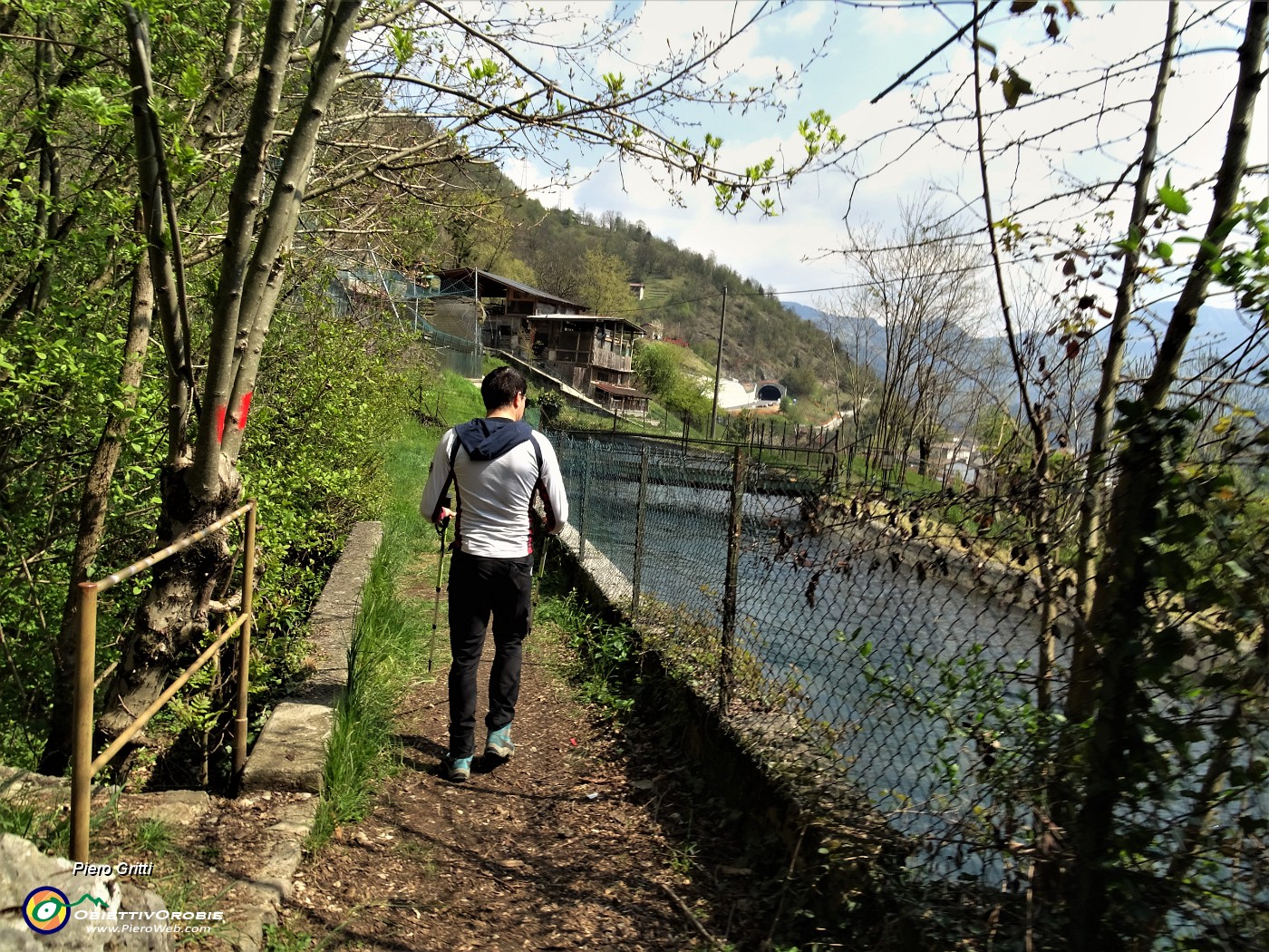 94 Qui attraversiamo il canale su ponticello.JPG